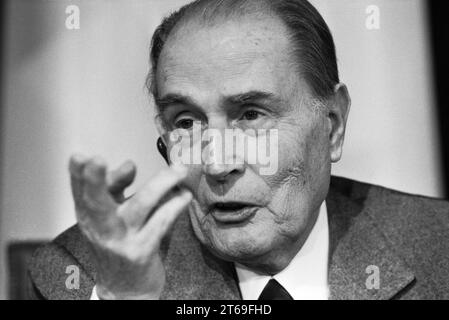 Germania, Bonn, 04/12/1992 Archivio: 37-74-25 consultazioni franco-tedesche foto: Presidente Francois Mitterrand [traduzione automatizzata] Foto Stock