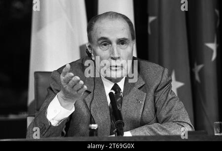 Germania, Bonn, 04/12/1992 Archivio: 37-72-33 consultazioni franco-tedesche foto: Presidente Francois Mitterrand [traduzione automatizzata] Foto Stock