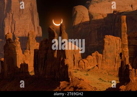 14 ottobre 2023 eclissi anulare sopra Monument Valley, Arizona Foto Stock