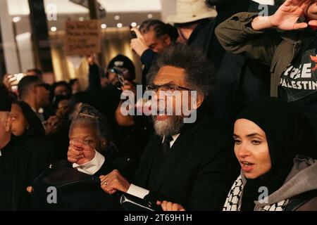 Manhattan, USA. 8 novembre 2023. Il candidato presidenziale indipendente e intellettuale pubblico Dr. Cornel West è visto chiedere un cessate il fuoco a Gaza durante una marcia con centinaia di manifestanti a Midtown, Manhattan, NY mercoledì 8 novembre 2023. Gaza è stata sottoposta a continui bombardamenti aerei da parte delle forze di difesa israeliane dopo che il gruppo militante di Hamas ha ucciso circa 1.400 persone in Israele il 7 ottobre 2023. (Foto di Cristina Matuozzi/Sipa USA) credito: SIPA USA/Alamy Live News Foto Stock