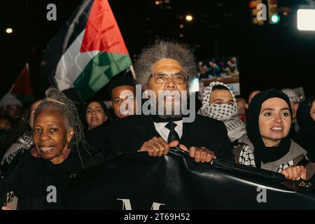 Manhattan, USA. 8 novembre 2023. Il candidato presidenziale indipendente e intellettuale pubblico Dr. Cornel West è visto chiedere un cessate il fuoco a Gaza durante una marcia con centinaia di manifestanti a Midtown, Manhattan, NY mercoledì 8 novembre 2023. Gaza è stata sottoposta a continui bombardamenti aerei da parte delle forze di difesa israeliane dopo che il gruppo militante di Hamas ha ucciso circa 1.400 persone in Israele il 7 ottobre 2023. (Foto di Cristina Matuozzi/Sipa USA) credito: SIPA USA/Alamy Live News Foto Stock