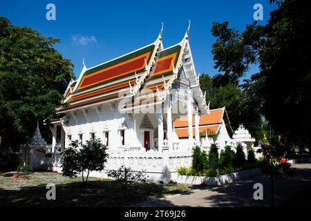 Splendida sala dell'ordinazione antica o antico ubosot di bellezza per i viaggiatori thailandesi visita Respect Preying Blessing Luck Wish buddha Holy Mystery at Wat Foto Stock