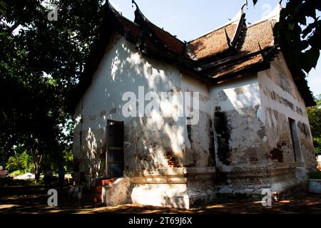 Antica sala dell'ordinazione o rovine antichi ubosot per i viaggiatori thailandesi visita Respect Preying Benedizione Wish buddha Sacro mistero di Wat noi Luang Phor N. Foto Stock