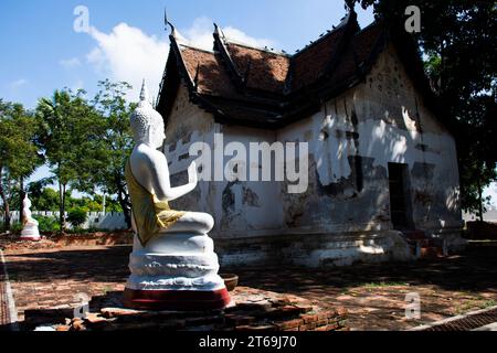 Antica sala dell'ordinazione o rovine antichi ubosot per i viaggiatori thailandesi visita Respect Preying Benedizione Wish buddha Sacro mistero di Wat noi Luang Phor N. Foto Stock