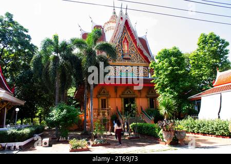 Antica sala con pilastri di mandapa o antico padiglione di mantapa per i viaggiatori thailandesi visita Respect Benedizione buddha a Wat noi Luang Phor Niam temp Foto Stock