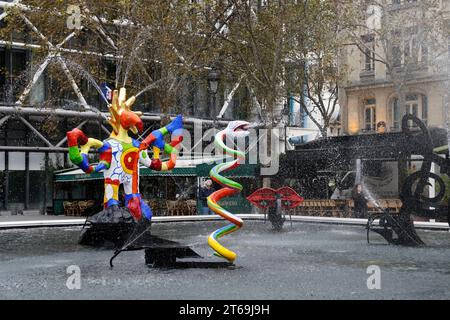 LA MITICA FONTANA DI STRAVINSKY RESTAURATA DI RECENTE A PARIGI Foto Stock