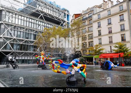 LA MITICA FONTANA DI STRAVINSKY RESTAURATA DI RECENTE A PARIGI Foto Stock