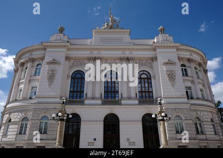 Varsavia, Polonia - 5 agosto 2023. Edificio principale dell'Università di tecnologia di Varsavia, uno dei principali istituti di tecnologia in Polonia. Foto Stock