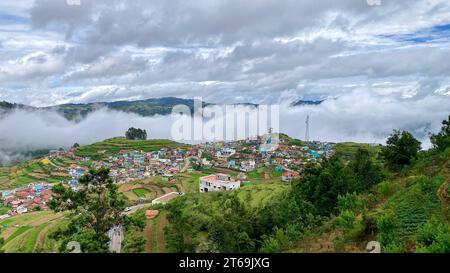Una vista aerea di Poombarai-Kodaikanal, India, con lussureggianti valli verdi e colline ondulate Foto Stock