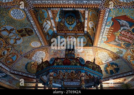 Varsavia, Polonia - 5 agosto 2023. Cripta ricostruita e Bimah della sinagoga di Gwozdziec al Museo di storia degli ebrei polacchi - POLIN - a Varsavia Foto Stock