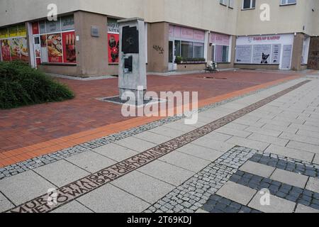 Le pietre di confine del ghetto di Varsavia, luogo storico con targhe commemorative e linee di confine che segnano il ghetto istituito dalla Germania nazista nel 1940 Foto Stock