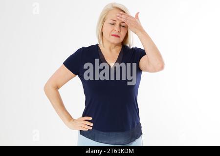 Donna di mezza età mal di testa emicrania, Una donna di mezza età sta e tocca la testa con la mano - ha una temperatura o mal di testa, assistenza sanitaria c Foto Stock