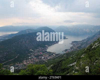 Una vista panoramica della Baia di Cattaro, Montenegro Foto Stock