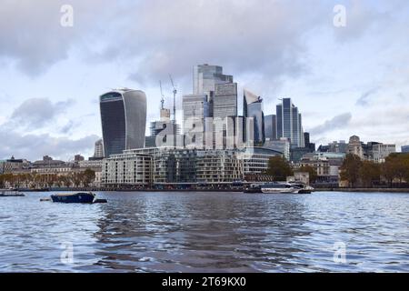 Londra, Regno Unito. 9 novembre 2023. Vista generale dello skyline della città di Londra, il quartiere finanziario della capitale, in una giornata parzialmente nuvolosa. Credito: Vuk Valcic/Alamy Live News Foto Stock