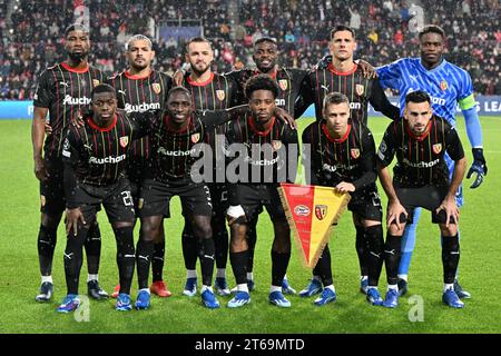 Giocatori di Lens con Kevin Danso (4) di RC Lens, Facundo Medina (14) di RC Lens, Jonathan Gradit (24) di RC Lens, Salis Abdul Samed (6) di RC Lens, Florian Sotoca (7) di RC Lens, Brice Samba (30) di RC Lens, Nampalys Mendy (26) di RC Lens, Deiver Machado (3) dell’obiettivo RC, Elye Wahi (9) dell’obiettivo RC, Przemyslaw Frankowski (29) di RC Lens e Adrien Thomasson (28) di RC Lens posano per una foto di squadra durante la partita di UEFA Champions League Matchday 4 nel gruppo B nella stagione 2023-2024 tra PSV Eindhoven e Racing Club de Lens l'8 novembre 2023 a Eindhoven, Paesi Bassi. (Foto di David Catry/ISOs Foto Stock