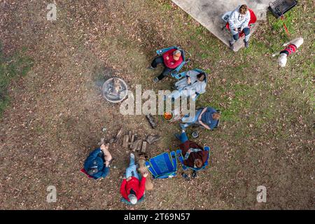 Veduta aerea di un gruppo di amici riuniti intorno a un incendio al Paul B. Johnson State Park vicino a Hattiesburg, Mississippi, USA Foto Stock