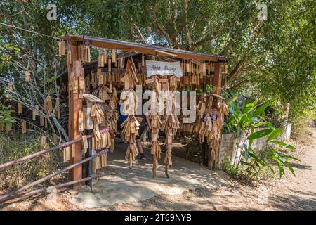 Le targhe con i messaggi dei clienti più esigenti sono appese all'ingresso del ristorante e caffetteria Akha Cottage a Chiang Rai, Thailandia Foto Stock