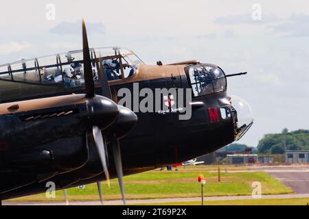 Cabina di pilotaggio e equipaggio, volo Royal Air Force Battle of Britain, WW2 Avro Lancaster PA474, City of Lincoln al RAF Waddington Airshow, 2005 Foto Stock