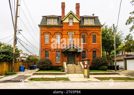 Prestigioso edificio residenziale nello storico quartiere Pullman prima della ristrutturazione. Dal 2024 sede del Florence Lowden Miller Historic Pullman Center, che prende il nome dalla nipote di George Pullman. Il quartiere Pullman di Chicago è stato gentrizzante dalla fine del XX secolo. Molti residenti sono coinvolti nel restauro delle proprie case e in progetti in tutto il quartiere. Chicago, Illinois, Stati Uniti Foto Stock