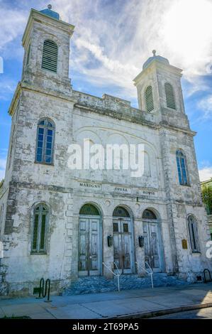 NEW ORLEANS, LOS ANGELES, USA - 21 OTTOBRE 2023: Immagine verticale della facciata dello storico Marigny Opera House, una sede per spettacoli a Faubourg Marigny Foto Stock