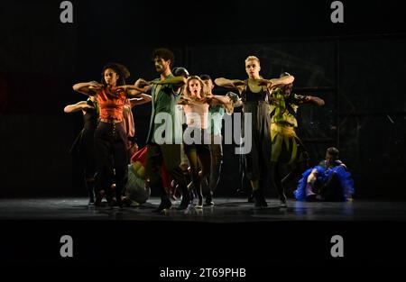 Pionieri della danza ampiamente acclamati, BalletBoyz torna sul palco con England on Fire al Sadler's Wells per quattro notti solo da mercoledì 8 a sabato 11 novembre 2023 ...England on Fire sarà un viaggio suggestivo nella vita contemporanea. La produzione racconta una ricerca di significato tra le sfide della vita, moderna e antica. Attraverso un'eclettica gamma di voci curate da Michael Nunn e Billy Trevitt, England on Fire è uno spettacolo che sfida il genere di intrighi politici e artistici, con artisti sia nuovi che tornano a collaborare con BalletBoyz. Foto Stock