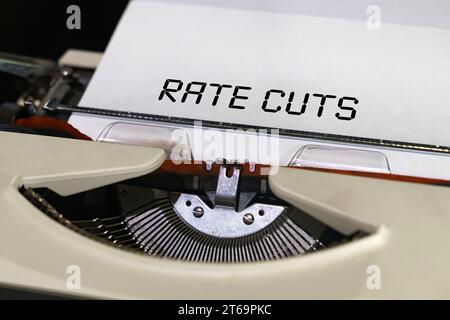 Economia e finanza. Il testo viene stampato su una macchina da scrivere - Rate Cuts Foto Stock