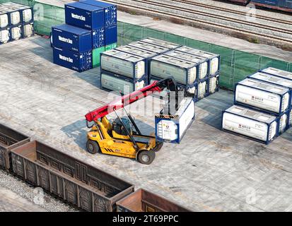 CHONGQING, CINA - 9 NOVEMBRE 2023 - Un treno scarica container presso il sito di una ferrovia speciale per lo sviluppo economico e tecnologico di Changshou Foto Stock