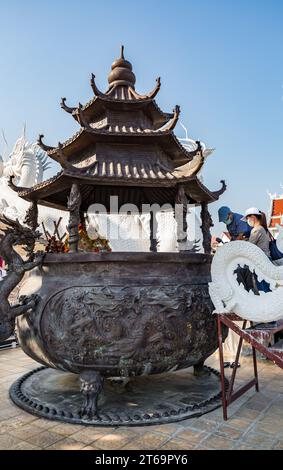 I visitatori fanno un'offerta di wai phra alla Buddha di fronte alla statua di Guan Yin (Dea della Misericordia) al tempio Wat Huay Pla Kang a Chiang Rai, Thailandia Foto Stock