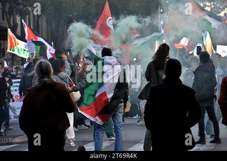 I manifestanti con bandiere usano bombe fumogene durante la manifestazione contro la guerra in Palestina. Quasi 3000 persone marciano per le strade di Marsiglia a sostegno del popolo palestinese dicendo di fermare i bombardamenti a Gaza. Foto Stock