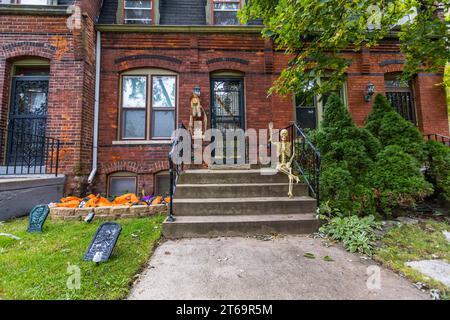 Residence nel quartiere storico di Pullman, realizzato con i caratteristici mattoni arancioni con decorazioni di Halloween. Il quartiere Pullman di Chicago è stato gentrizzante dalla fine del XX secolo. Molti residenti sono coinvolti nel restauro delle proprie case e in progetti in tutto il quartiere. Chicago, Illinois, Stati Uniti Foto Stock