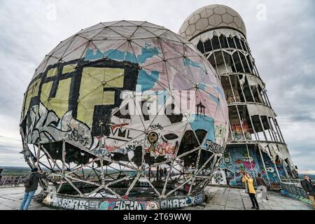 Graffiti auf der ehemaligen US-amerikanischen Abhöranlage auf dem Teufelsberg im Grunewald, Berlino, Deutschland, Europa Graffiti auf der ehemaligen US-amerikanischen Abhöranlage auf dem Teufelsberg im Grunewald, Berlino, Deutschland, Europa, Teufelsberg, graffiti, Street Art Mekka, Lost Places, ehemalige US-Abhörstation. Nur redaktionelle Nutzung, unico editoriale *** Graffiti sull'ex stazione d'ascolto statunitense sul Teufelsberg di Grunewald, Berlino, Germania, Europa Graffiti sull'ex stazione d'ascolto statunitense sul Teufelsberg di Grunewald, Berlino, Germania, Europa, Teufelsberg, graffiti, strada Foto Stock