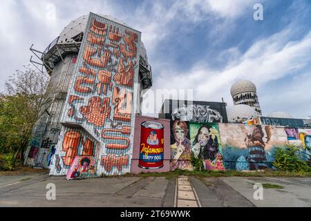 Graffiti auf der ehemaligen US-amerikanischen Abhöranlage auf dem Teufelsberg im Grunewald, Berlino, Deutschland, Europa Graffiti auf der ehemaligen US-amerikanischen Abhöranlage auf dem Teufelsberg im Grunewald, Berlino, Deutschland, Europa, Teufelsberg, graffiti, Street Art Mekka, Lost Places, ehemalige US-Abhörstation. Nur redaktionelle Nutzung, unico editoriale *** Graffiti sull'ex stazione d'ascolto statunitense sul Teufelsberg di Grunewald, Berlino, Germania, Europa Graffiti sull'ex stazione d'ascolto statunitense sul Teufelsberg di Grunewald, Berlino, Germania, Europa, Teufelsberg, graffiti, strada Foto Stock