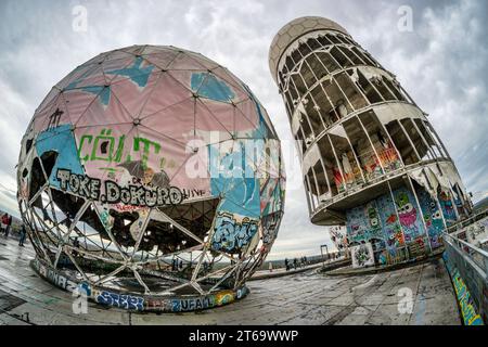 Graffiti auf der ehemaligen US-amerikanischen Abhöranlage auf dem Teufelsberg im Grunewald, Berlino, Deutschland, Europa Graffiti auf der ehemaligen US-amerikanischen Abhöranlage auf dem Teufelsberg im Grunewald, Berlino, Deutschland, Europa, Teufelsberg, graffiti, Street Art Mekka, Lost Places, ehemalige US-Abhörstation. Nur redaktionelle Nutzung, unico editoriale *** Graffiti sull'ex stazione d'ascolto statunitense sul Teufelsberg di Grunewald, Berlino, Germania, Europa Graffiti sull'ex stazione d'ascolto statunitense sul Teufelsberg di Grunewald, Berlino, Germania, Europa, Teufelsberg, graffiti, strada Foto Stock