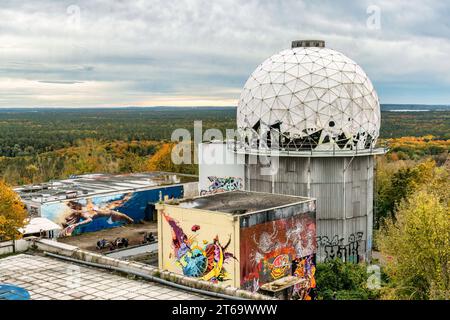 Graffiti auf der ehemaligen US-amerikanischen Abhöranlage auf dem Teufelsberg im Grunewald, Berlino, Deutschland, Europa Graffiti auf der ehemaligen US-amerikanischen Abhöranlage auf dem Teufelsberg im Grunewald, Berlino, Deutschland, Europa, Teufelsberg, graffiti, Street Art Mekka, Lost Places, ehemalige US-Abhörstation. Nur redaktionelle Nutzung, unico editoriale *** Graffiti sull'ex stazione d'ascolto statunitense sul Teufelsberg di Grunewald, Berlino, Germania, Europa Graffiti sull'ex stazione d'ascolto statunitense sul Teufelsberg di Grunewald, Berlino, Germania, Europa, Teufelsberg, graffiti, strada Foto Stock