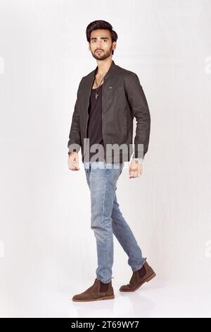 Ritratto di bel giovane indiano in studio, set fotografico originale Foto Stock