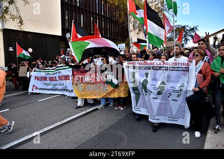 Marsiglia, Francia. 5 novembre 2023. I manifestanti cantano slogan mentre marciano per le strade con striscioni, bandiere palestinesi e cartelli durante la manifestazione contro la guerra in Palestina. Quasi 3000 persone marciano per le strade di Marsiglia a sostegno del popolo palestinese dicendo di fermare i bombardamenti a Gaza. (Immagine di credito: © Gerard bottino/SOPA Images via ZUMA Press Wire) SOLO USO EDITORIALE! Non per USO commerciale! Foto Stock