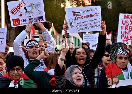 Marsiglia, Francia. 5 novembre 2023. I manifestanti cantano slogan mentre marciano per le strade con cartelli durante la manifestazione contro la guerra in Palestina. Quasi 3000 persone marciano per le strade di Marsiglia a sostegno del popolo palestinese dicendo di fermare i bombardamenti a Gaza. (Immagine di credito: © Gerard bottino/SOPA Images via ZUMA Press Wire) SOLO USO EDITORIALE! Non per USO commerciale! Foto Stock