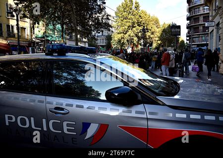 Marsiglia, Francia. 5 novembre 2023. Un'auto della polizia vista in guardia durante la manifestazione contro la guerra in Palestina. Quasi 3000 persone marciano per le strade di Marsiglia a sostegno del popolo palestinese dicendo di fermare i bombardamenti a Gaza. (Immagine di credito: © Gerard bottino/SOPA Images via ZUMA Press Wire) SOLO USO EDITORIALE! Non per USO commerciale! Foto Stock