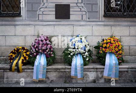 9 novembre 2023, Baviera, Monaco: Le corone possono essere viste all'evento commemorativo in occasione del 100° anniversario della soppressione del Putsch di Hitler. Le forze nazionaliste volevano conquistare la Germania da Monaco 100 anni fa. "Il governo dei criminali di novembre a Berlino è stato dichiarato deposto oggi", proclamò Hitler, Ludendorff e persone con la stessa mentalità l'8 novembre 1923. Il 9 novembre, il colpo di Stato dei nemici della democrazia si concluse con 20 morti e molti feriti. Il Partito Nazionalsocialista tedesco dei lavoratori (NSDAP) fu bandito e Hitler fu condannato per alto tradimento. Quasi dieci anni Foto Stock