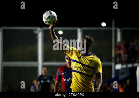 Luis Advincula del Boca Juniors visto in azione durante la partita tra San Lorenzo de Almagro e Boja Juniors come parte della Copa de la Liga - Fecha 12 - zona B all'Estadio Pedro Bidegain. Punteggio finale: San Lorenzo 1 : 1 Boca Juniors. Foto Stock