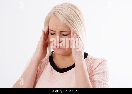 Donna mal di testa da vicino, donna di mezza età emicrania ritratto da vicino Foto Stock