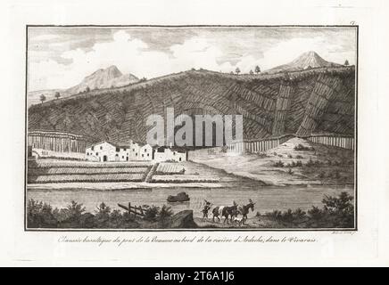 Strada rialzata di basalto sul ponte di Beaume sul fiume Ardeche, catena del Vivarais, Francia. Colonnato di alti prismi su una grotta vulcanica. Dopo un progetto di Arnault Eloi Gautier DAgoty in Recheches sur les volcans di Barthelemy Faujas de Saint-Fond, 1778. Chaussee basaltique du pont de la Beaume au bord de la riviere l'Ardeche dans le Vivarais. Incisione a lastra di rame del pittore milanese Gaetano Riboldi dello Scipion Breislaks Traite sur la Structure exterieure du Globe, Trattato sulla struttura esterna del Globe, Jean-Pierre Giegler, Milano, 1822. Foto Stock