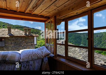 Villaggio di Kovachevitsa con autentici del XIX secolo e ospita, Blagoevgrad Regione, Bulgaria Foto Stock