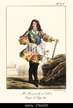 Claude Louis Hector de Villars, Prince de Martigues, Duc de Villars, Vicomte de Melun, 1653-1734, comandante militare francese del re Luigi XIV di Francia. In cappotto, giacca rossa con rana, pettine, nastro con ordine di vello dorato, spada e bastone. Le Marechal de Villars. Regne de Louis XIV Litografia colorata a mano di Lorenzo Bianchi e Domenico Cuciniello dopo Hippolyte Lecomte da Costumi civili e militari della monarchia francese dal 1200 al 1820, Napoli, 1825. Edizione italiana dei Lecomti costumi civili e militari della monarchia francese dal 1200 al 1820. Foto Stock