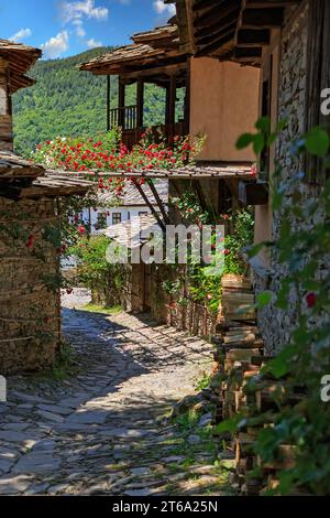 Villaggio di Kovachevitsa con autentici del XIX secolo e ospita, Blagoevgrad Regione, Bulgaria Foto Stock