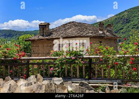 Villaggio di Kovachevitsa con autentici del XIX secolo e ospita, Blagoevgrad Regione, Bulgaria Foto Stock