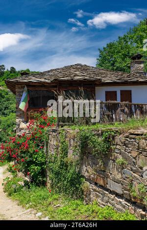 Villaggio di Kovachevitsa con autentici del XIX secolo e ospita, Blagoevgrad Regione, Bulgaria Foto Stock