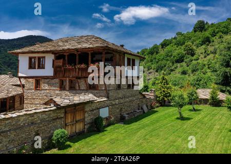 Villaggio di Kovachevitsa con autentici del XIX secolo e ospita, Blagoevgrad Regione, Bulgaria Foto Stock