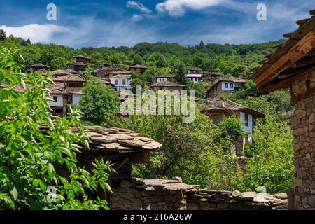 Villaggio di Kovachevitsa con autentici del XIX secolo e ospita, Blagoevgrad Regione, Bulgaria Foto Stock