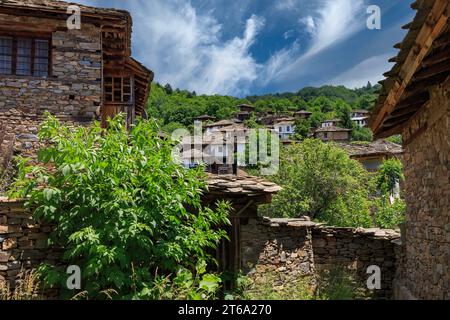 Villaggio di Kovachevitsa con autentici del XIX secolo e ospita, Blagoevgrad Regione, Bulgaria Foto Stock